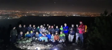 12 kilometrelik gece yürüyüşü şehir stresinden uzaklaştırdı
