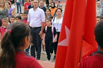 13 günlükken sol bacağı kesilen Özge, protez bacağıyla okula gelip ders başı yaptı
