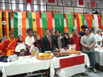 13 ülkeden gelen öğrenciler yöresel ürünlerini tanıttı, halk oyunlarını sahneledi
