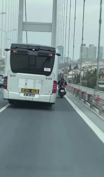 15 Temmuz Şehitler Köprüsü’nde metrobüs, motosikletliye siper oldu
