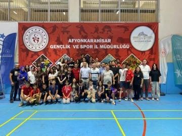 15 Temmuz Şehitleri anısına badminton turnuvası düzenlendi
