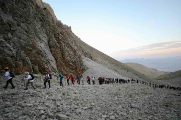 15 Temmuz şehitleri Niğde’de Aladağlar zirvesinde anıldı
