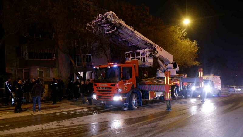 Balkonda çıkan yangın bina sakinlerini sokağa döktü