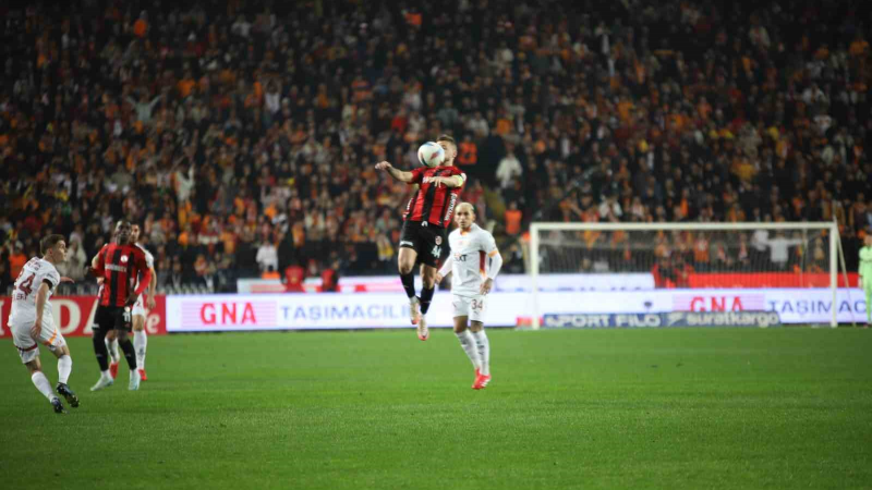 Trendyol Süper Lig: Gaziantep FK: 0 -  Galatasaray: 1 (İlk yarı)