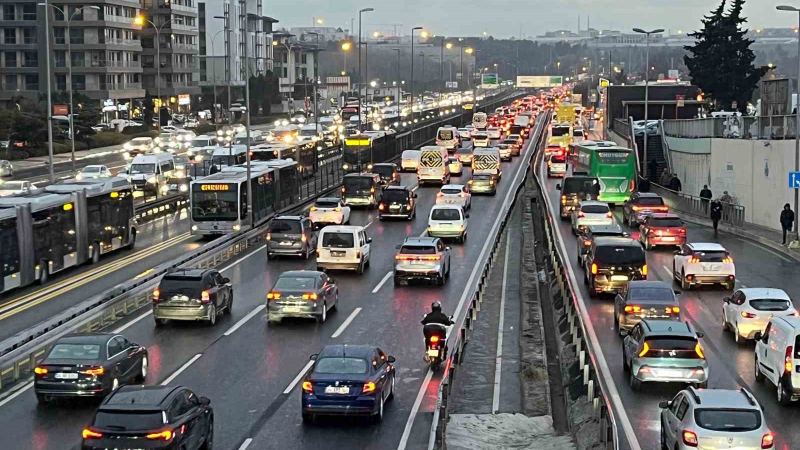 İstanbul’da kar yağışıyla birlikte trafik yoğunluğu yüzde 80’e ulaştı