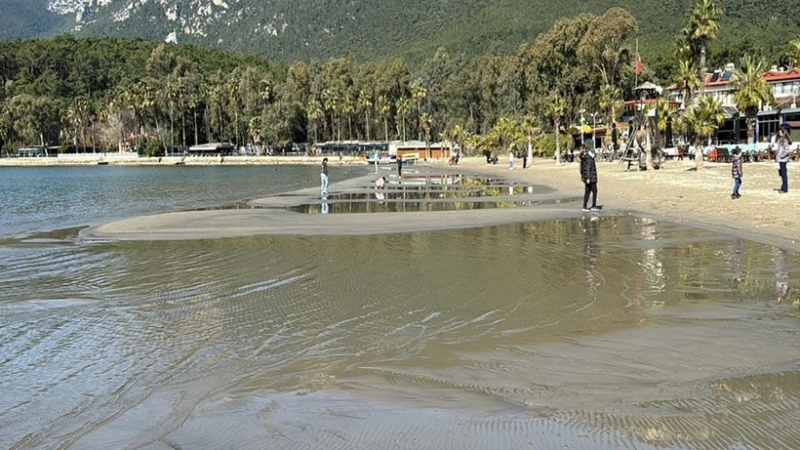 Muğla'da deniz suyu 30 metre çekildi