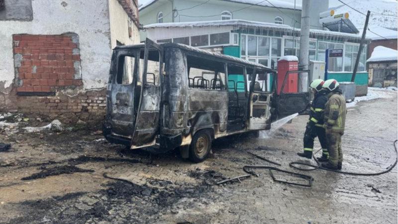 Bursa'da servis minibüsü alevlere teslim oldu