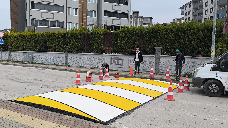 Osmangazi'de okul önlerine ve caddelere hız kesici kasis