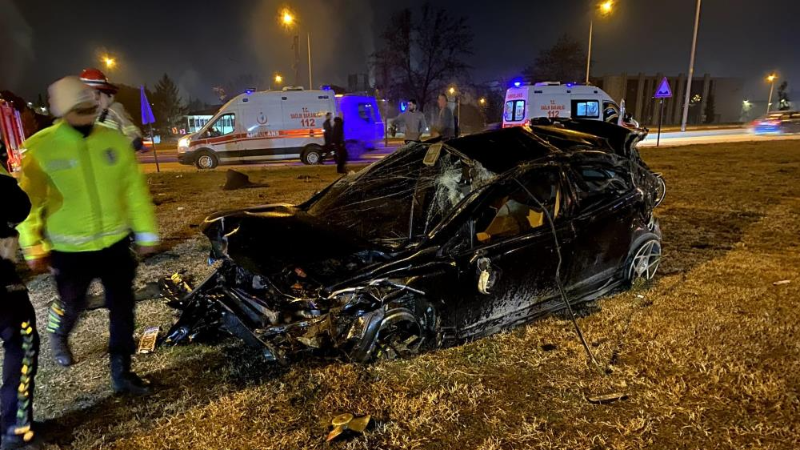 Bursa'da hurda olan otomobilden 2 yaralı çıktı