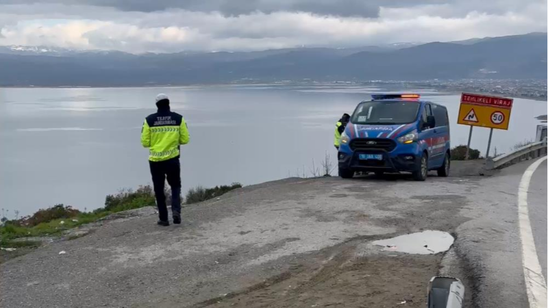 Bursa'da bir otomobil uçurumdan yuvarlandı