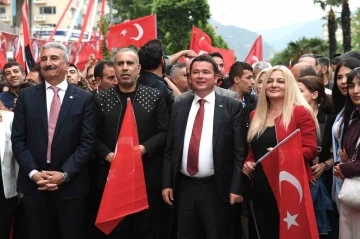 19 Mayıs coşkusu caddelere sığmadı
