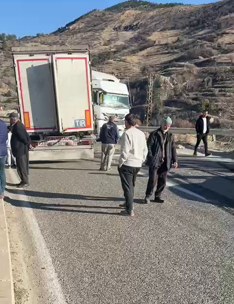 Direksiyonu kilitlenen tır yolu kapattı
