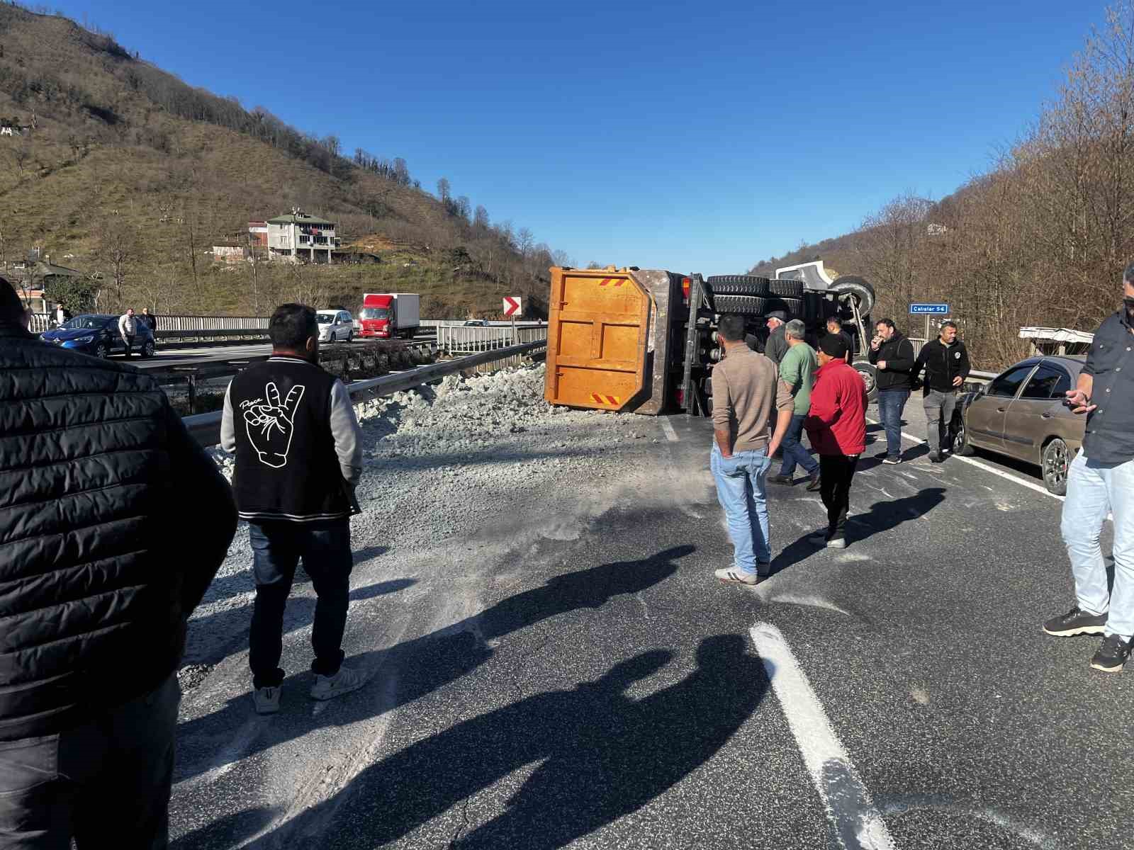 Kil yüklü kamyon devrildi, sahil yolu bir saat ulaşıma kapandı: 1 yaralı
