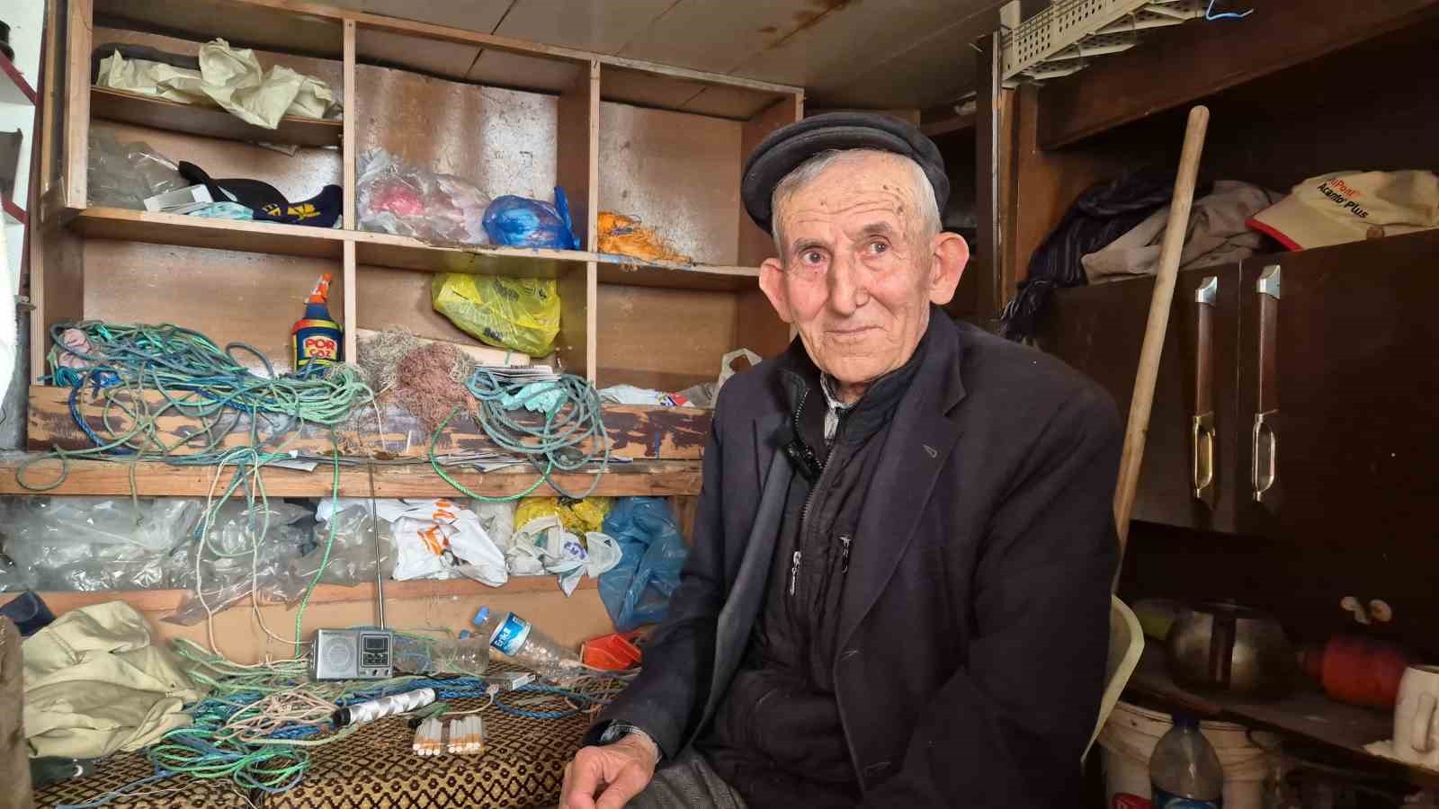 70 yılını denizde geçirdi, limandan kopamıyor
