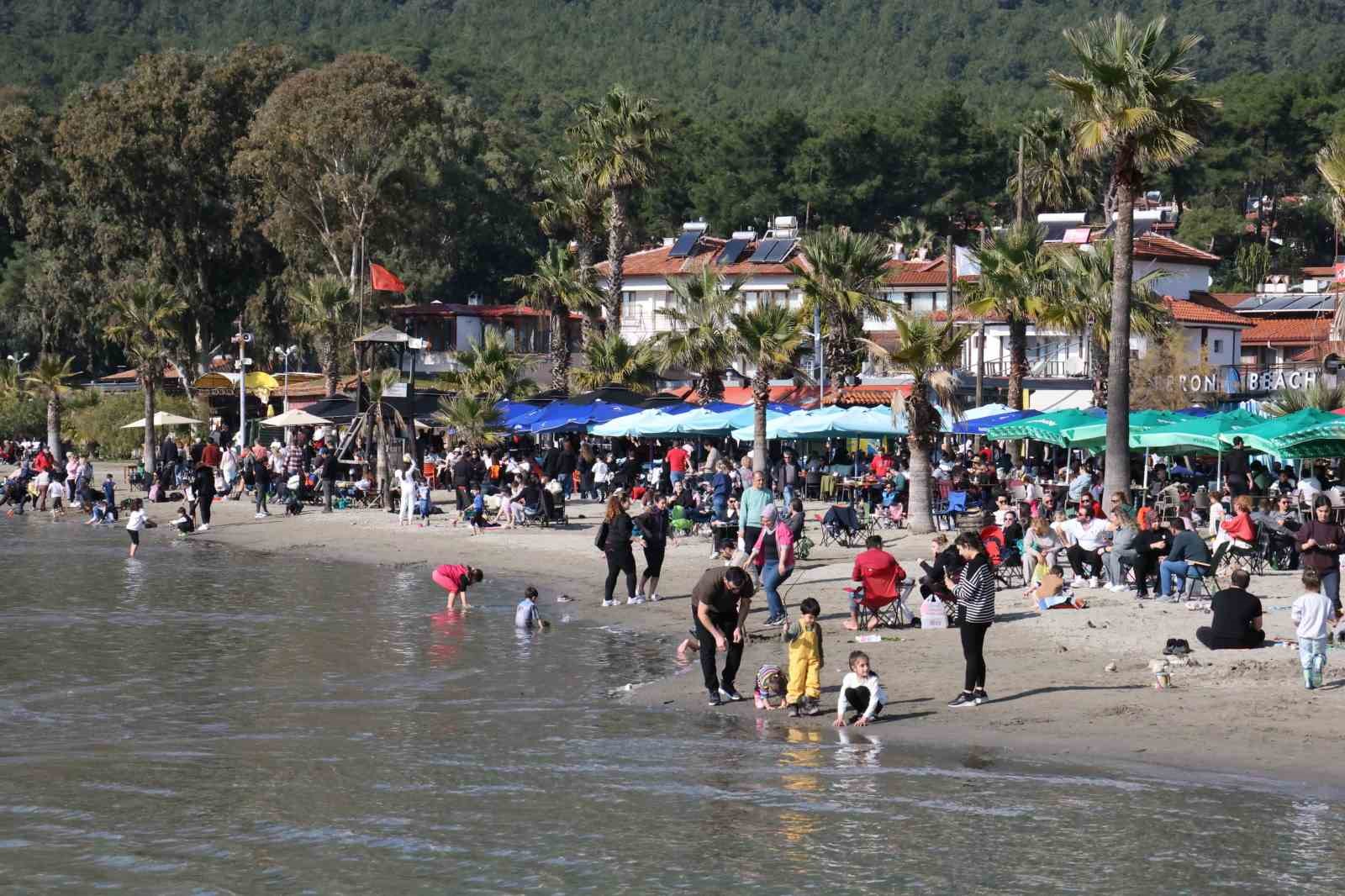 Akyaka’da yazdan kalma gün yaşandı, sahiller doldu taştı
