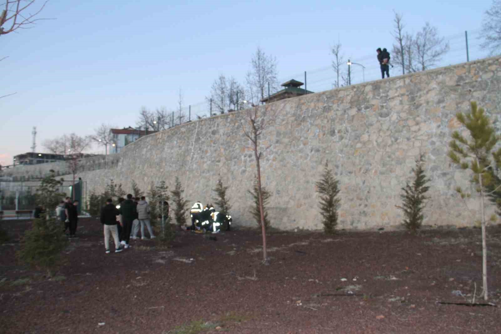 Konya’da seyir tepesinde fotoğraf çekmek isterken düşen 2 kişi yaralandı
