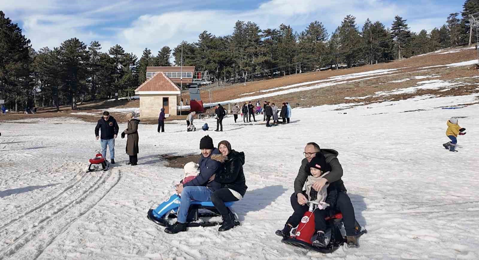 Murat Dağı Termal Kayak Merkezi, kayakseverlerin akınına uğradı
