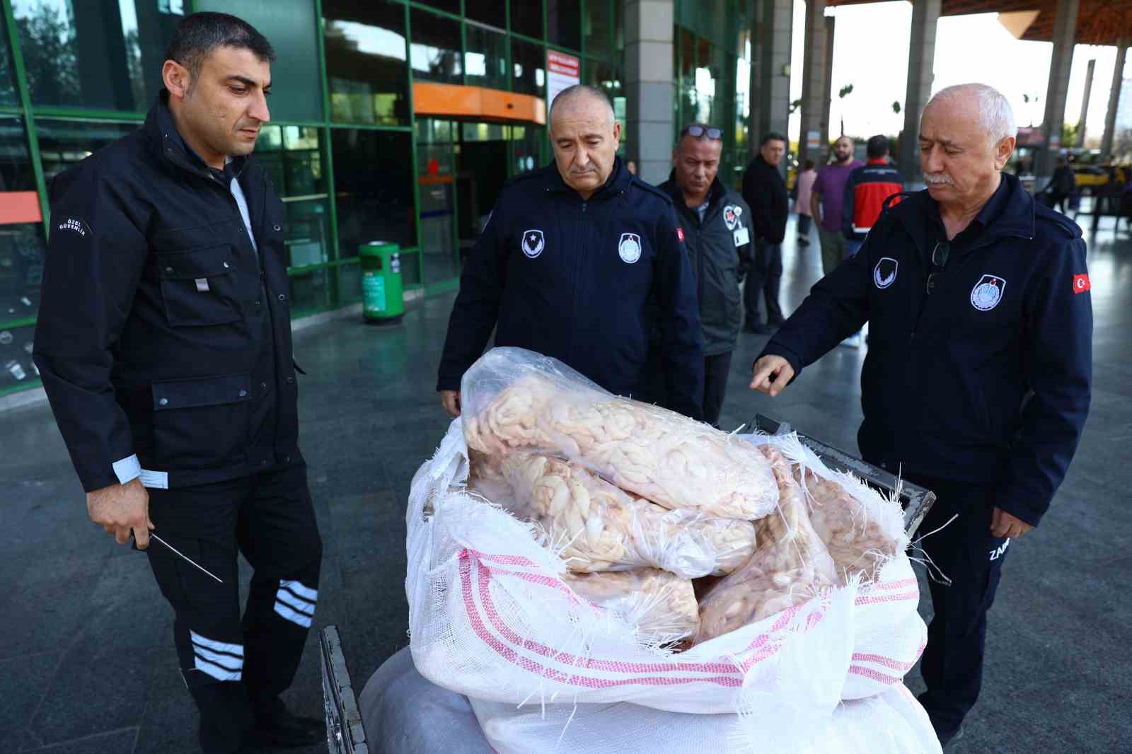 Şanlıurfa’dan Antalya’ya otobüsle gönderilen 300 kilogram sakatata el konuldu
