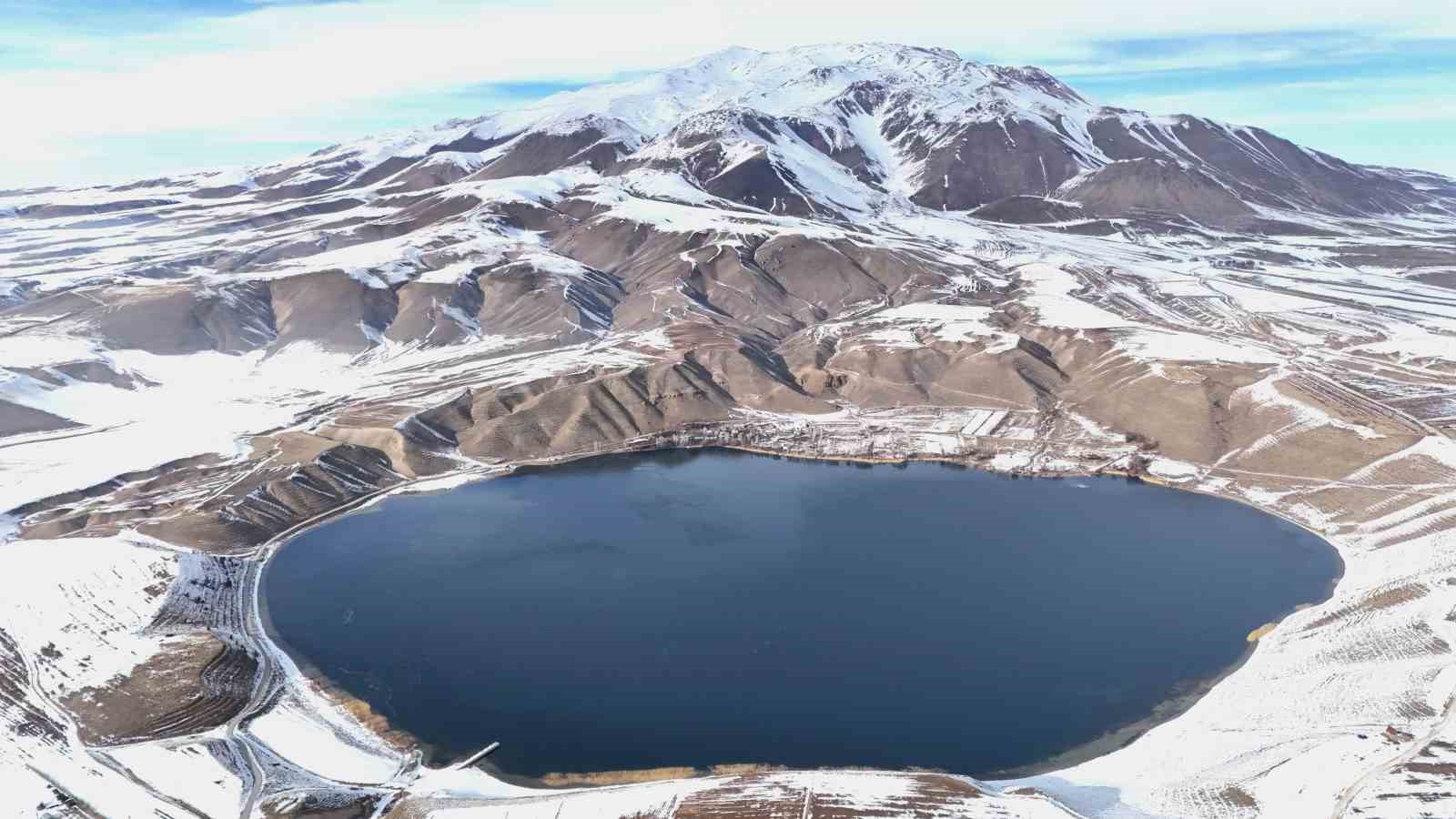 Karla kaplanmış doğal bir cennet: Süphan Dağı ve Aygır Gölü