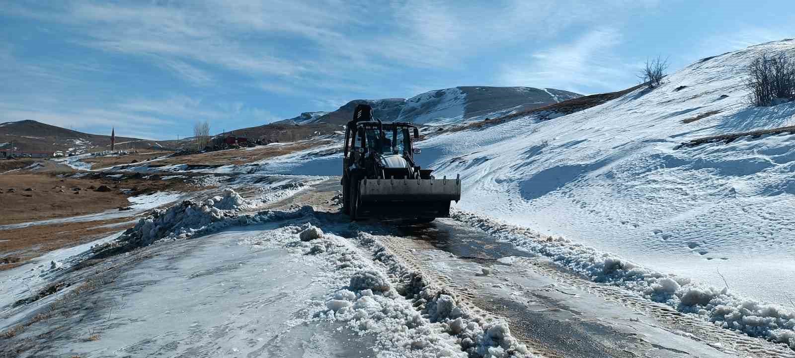 Iğdır’ın dağ köylerinde tipi ve buzlanma nedeniyle kapanan yollar açılıyor
