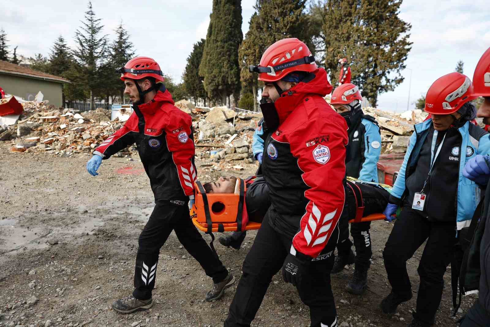 Esenler Belediyesi’nden gerçeğini aratmayan deprem tatbikatı
