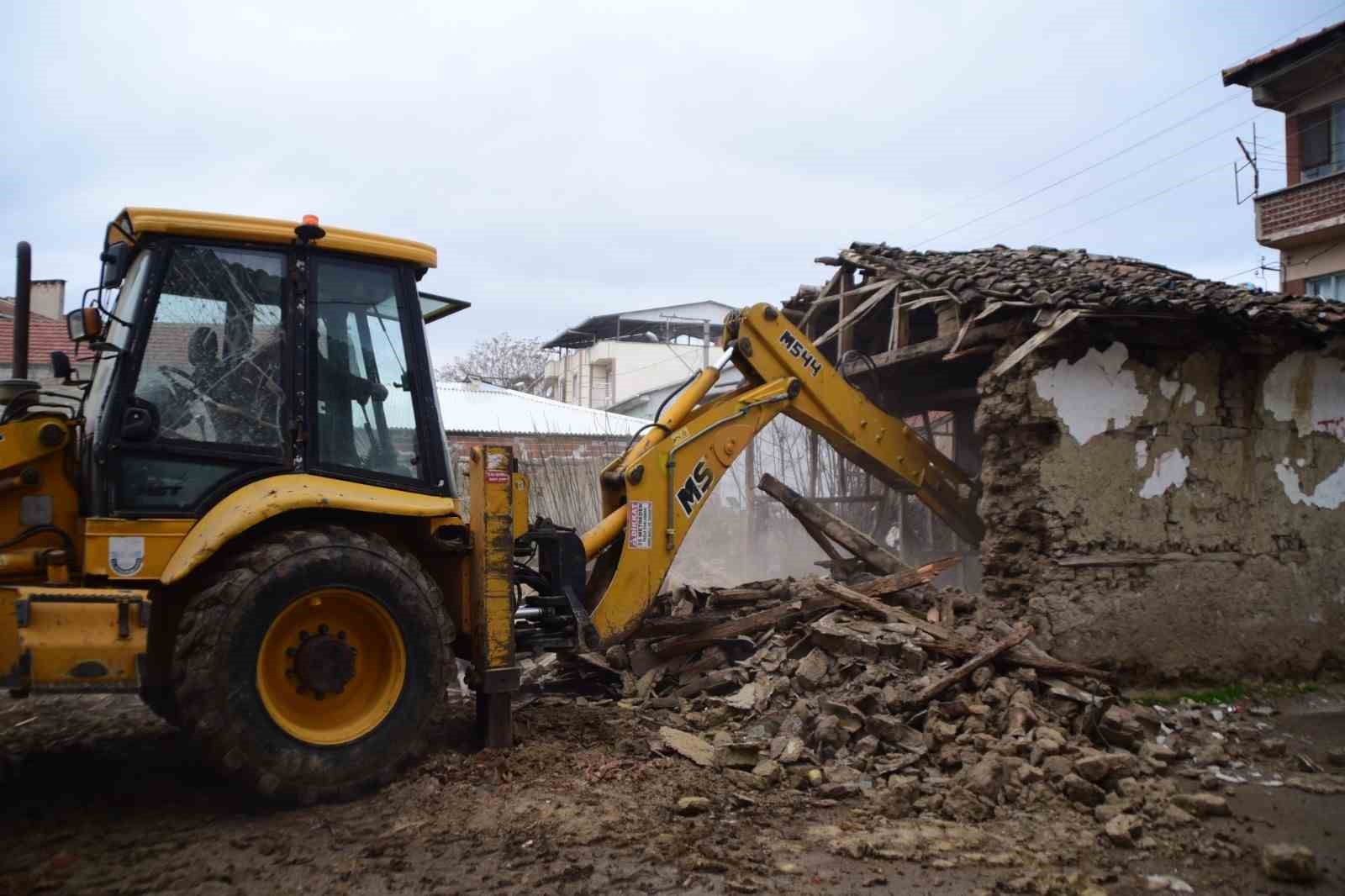 Yenişehir’de metruk binalar yıkılıyor