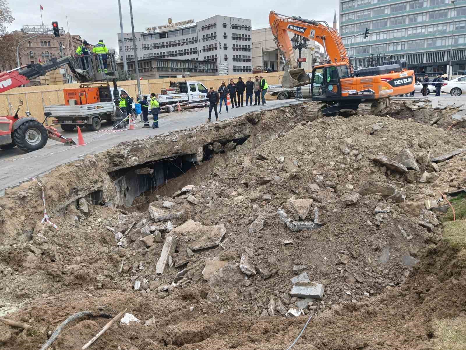 Ulus Meydanı’nda göçük paniği
