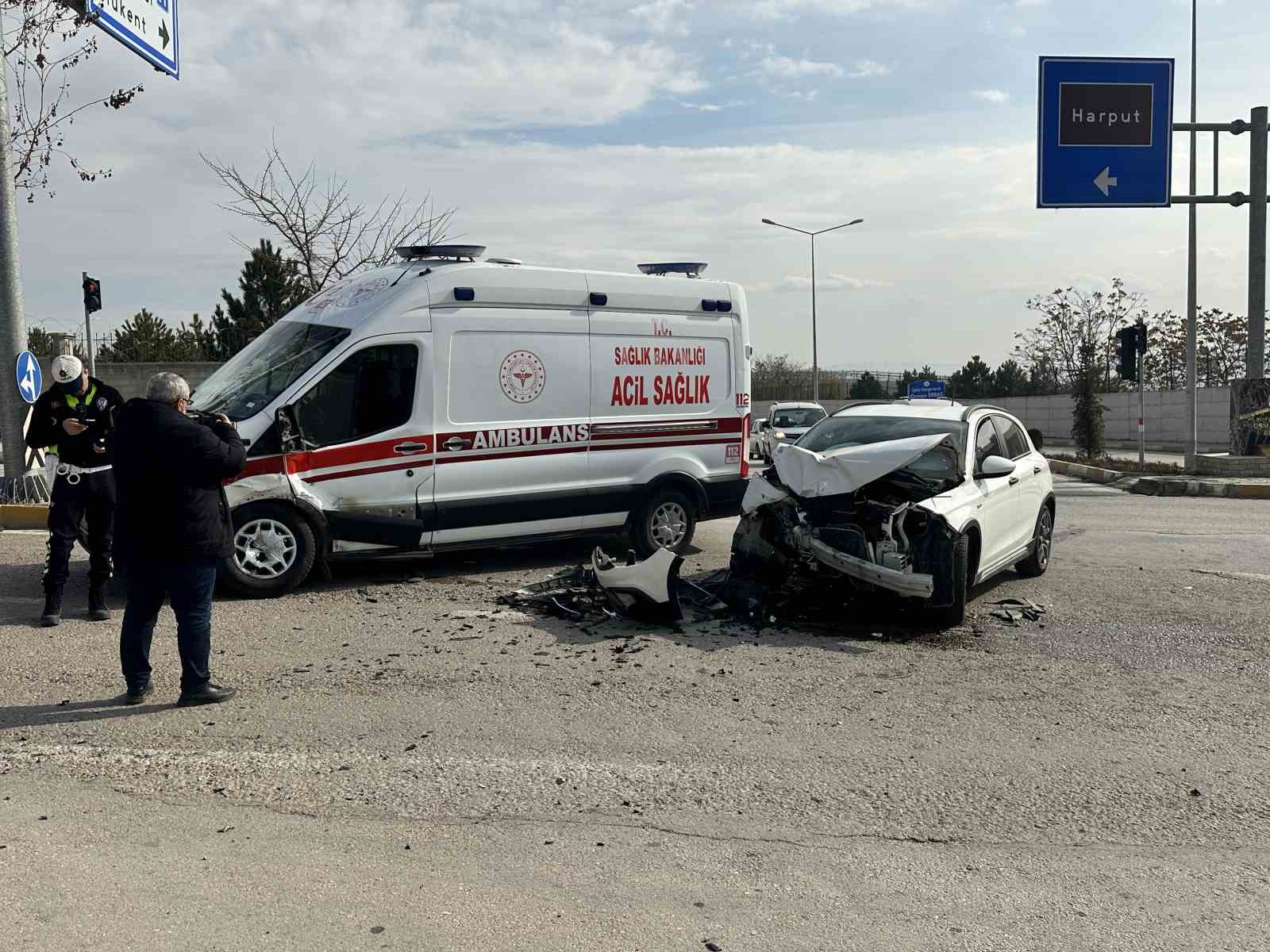 Elazığ’da ambulans ile otomobil çarpıştı: 2 yaralı
