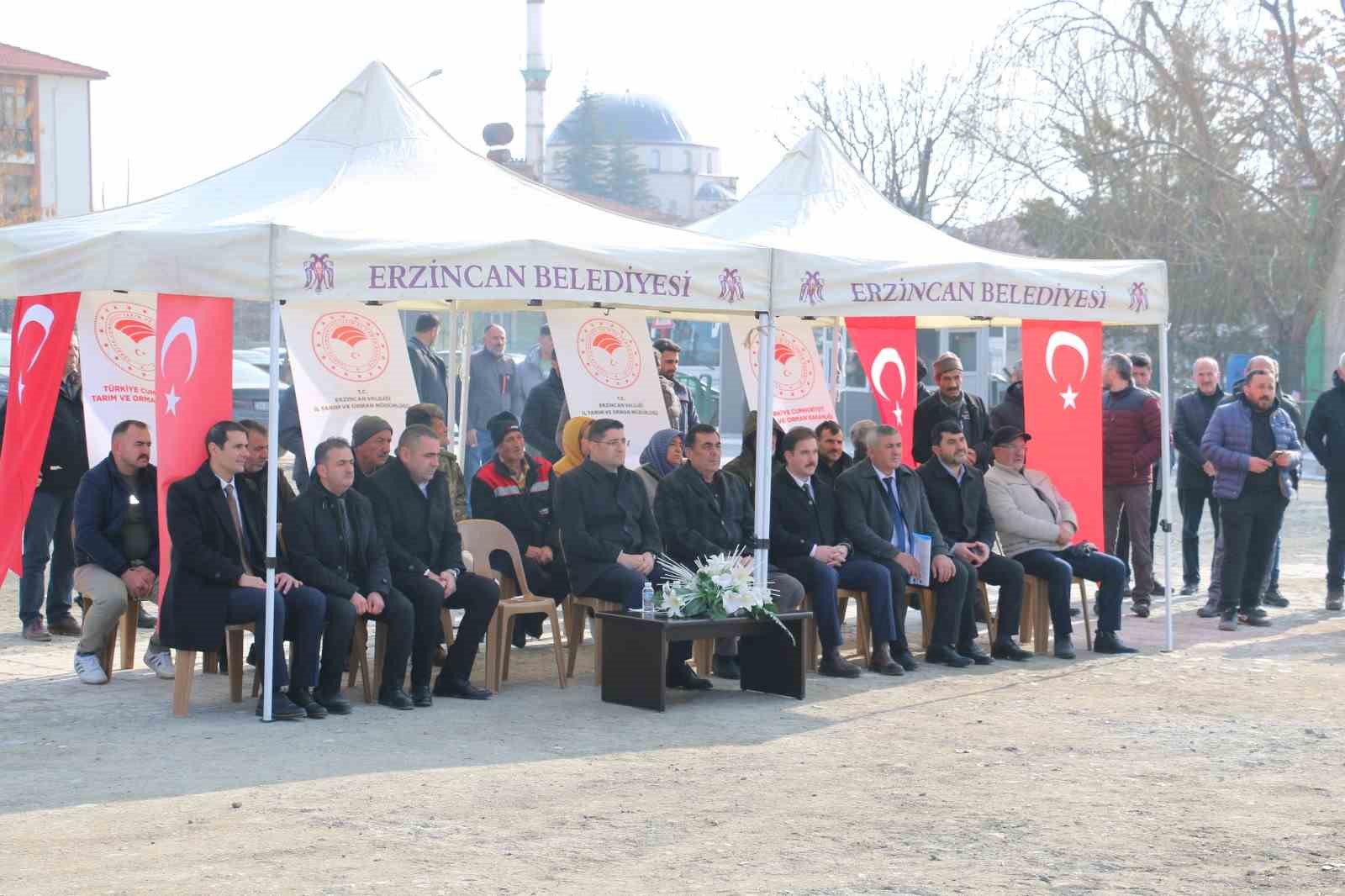 Erzincan’da 66 yetiştiriciye hayvan çadırı teslim edildi
