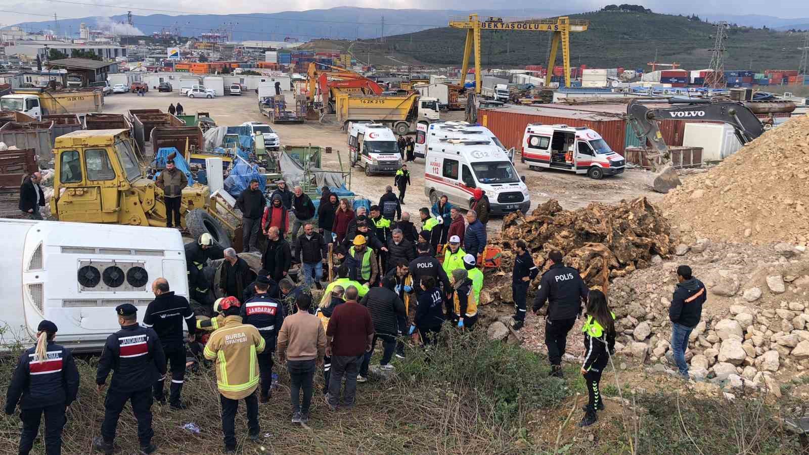 Bursa’da servis otobüsü kaza yaptı: 15 yaralı
