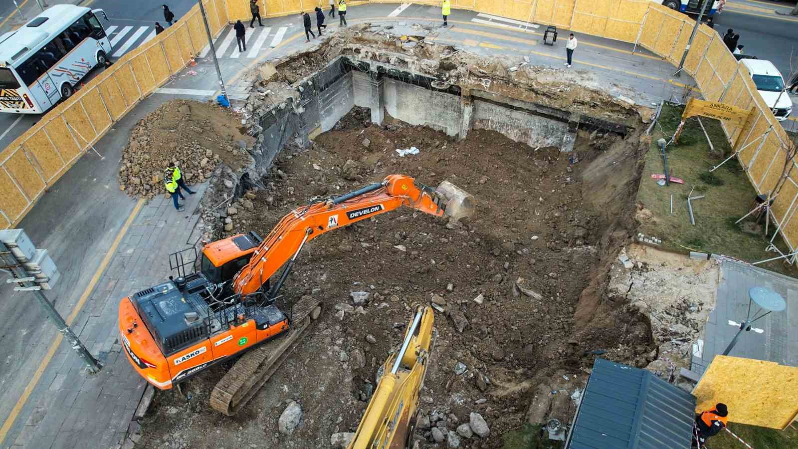 Yüzüncü Yıl Meydanı’ndaki göçük havadan görüntülendi
