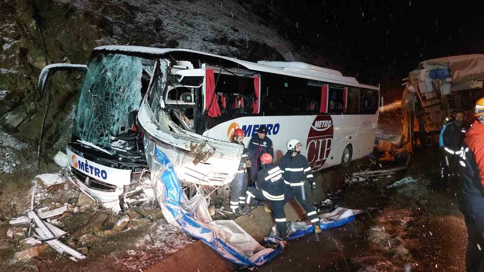 Yolcu otobüsü kamyona çarptı: 1 ölü, 16 yaralı