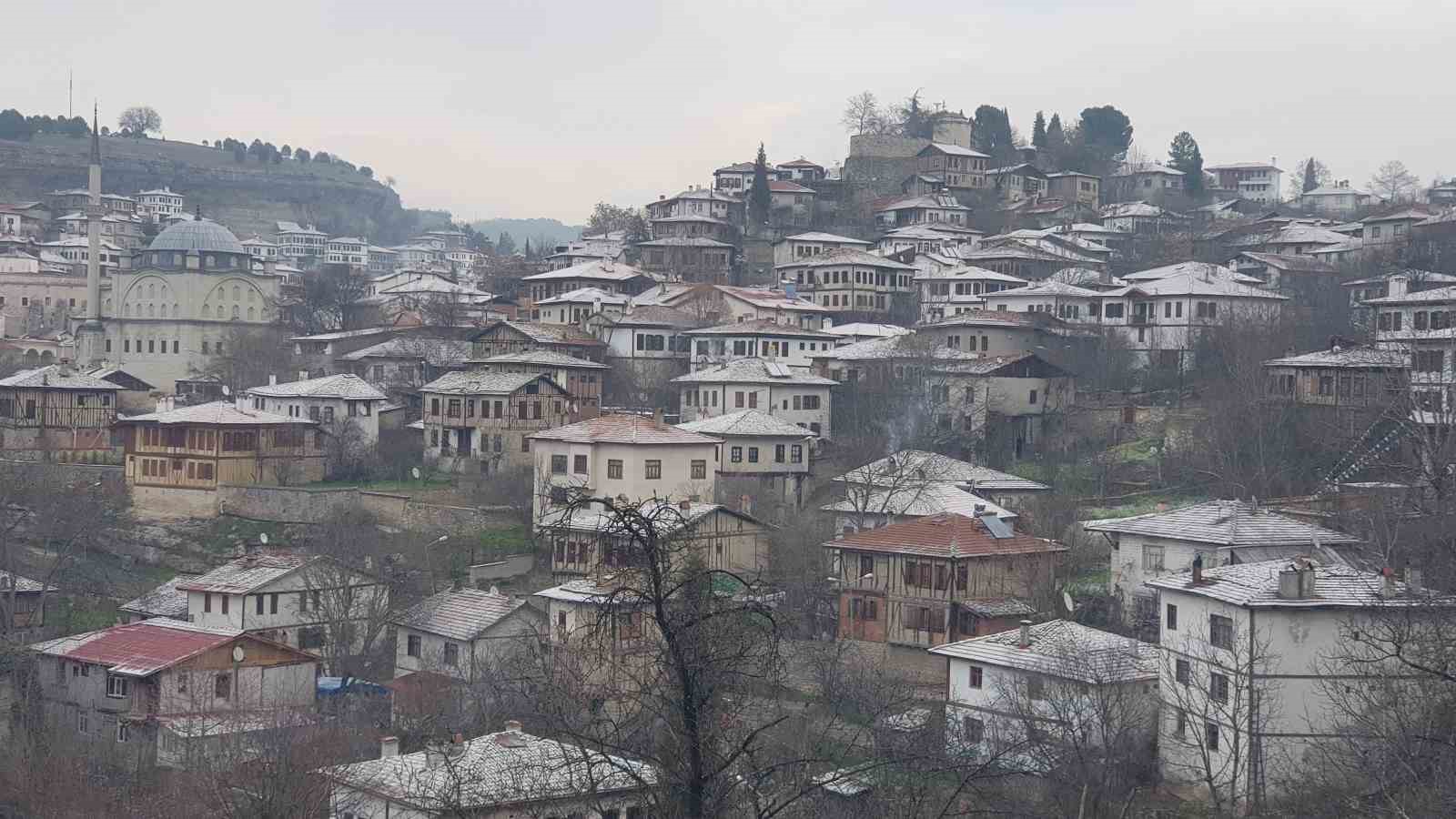 UNESCO kentinde konaklar ile tarihi yapıların çatıları beyaza büründü
