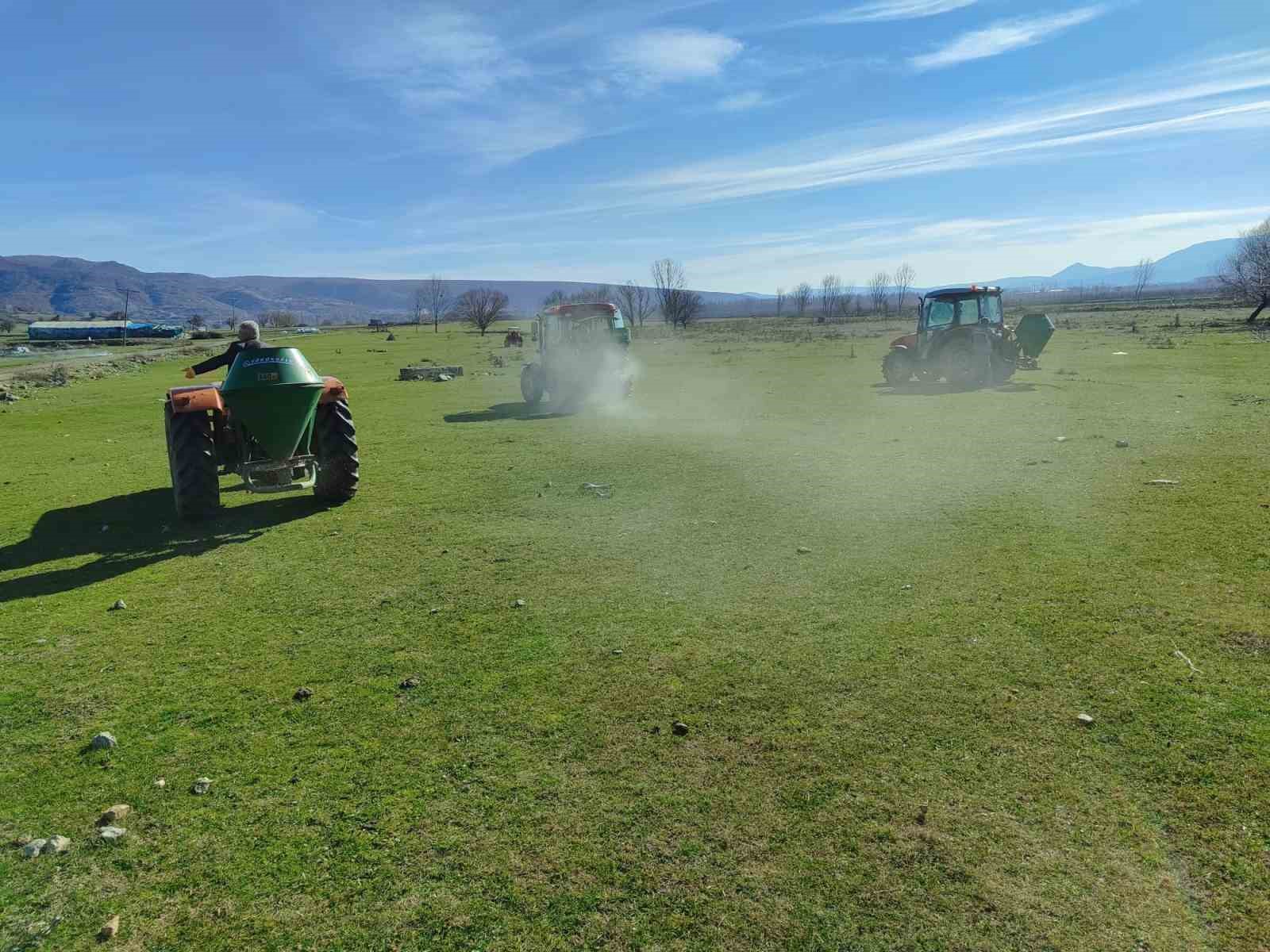 Kütahya’da 8 köyde yaklaşık 5 bin 500 dekar mera alanı gübrelendi
