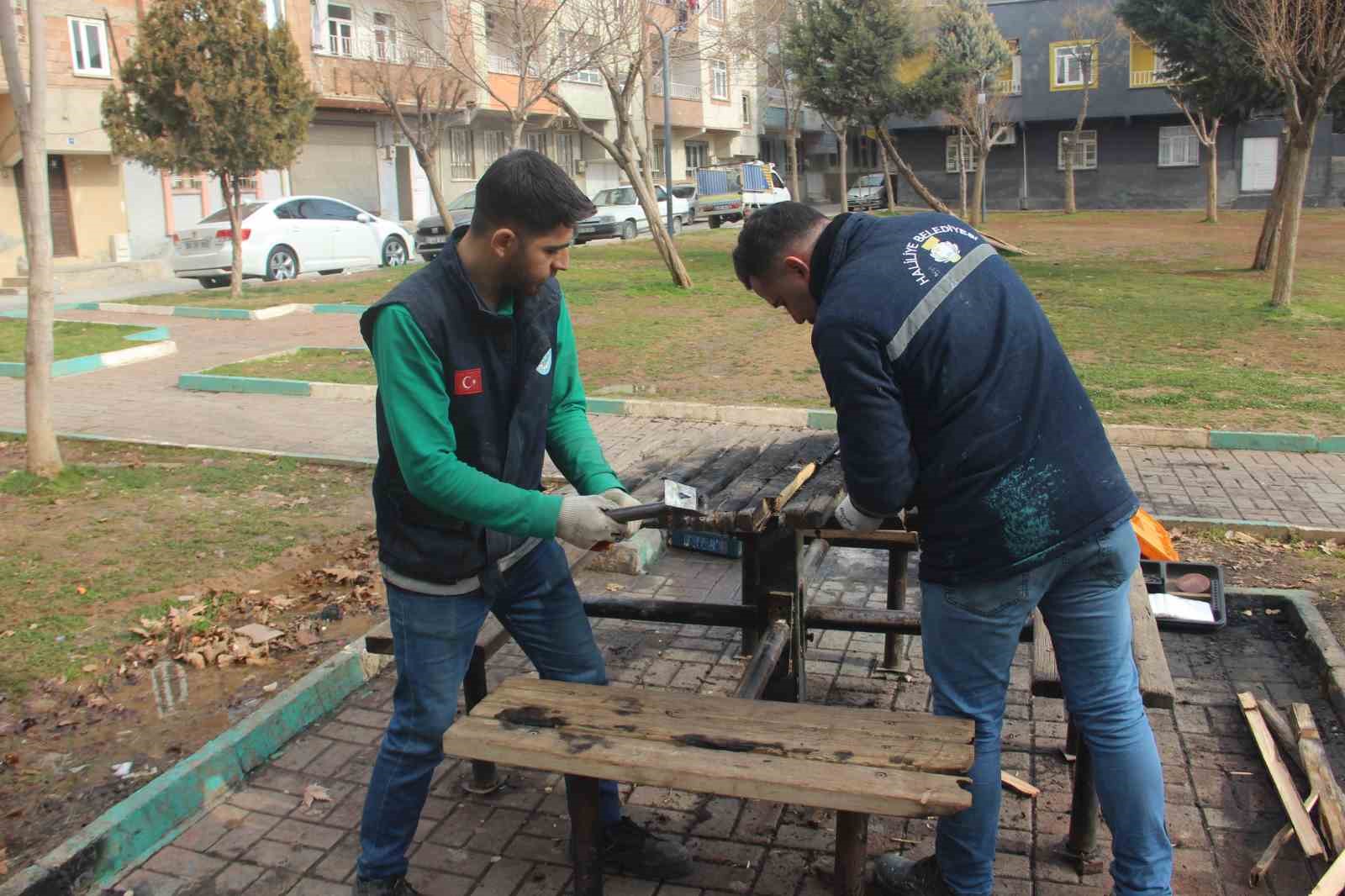 Şanlıurfa’da parktaki bank ateşe verildi
