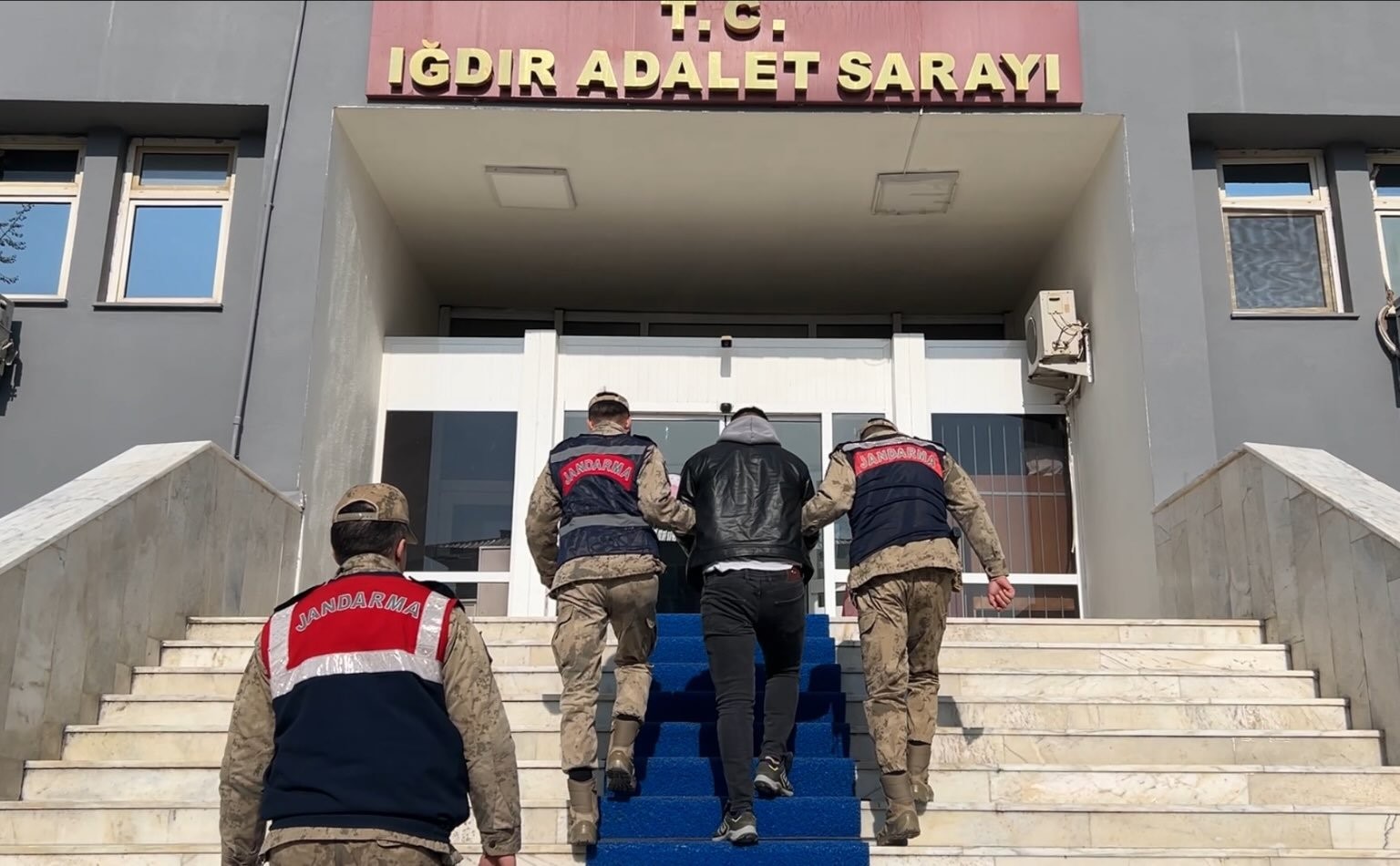 Iğdır’da bir şahsın üzerinde 300 adet altın sikke ele geçirildi
