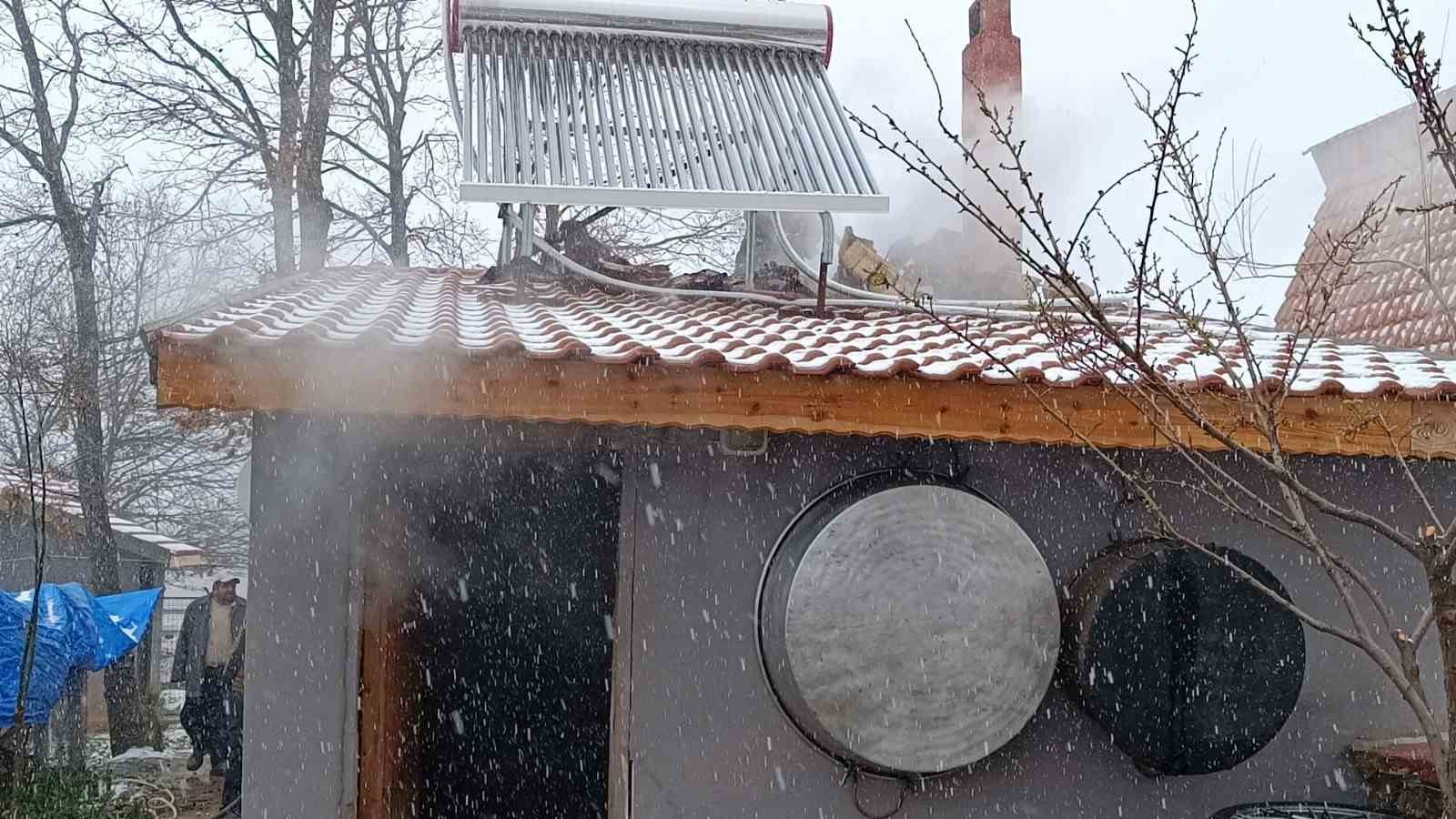 Bilecik’teki at çiftliğinde çıkan yangın büyümeden söndürüldü
