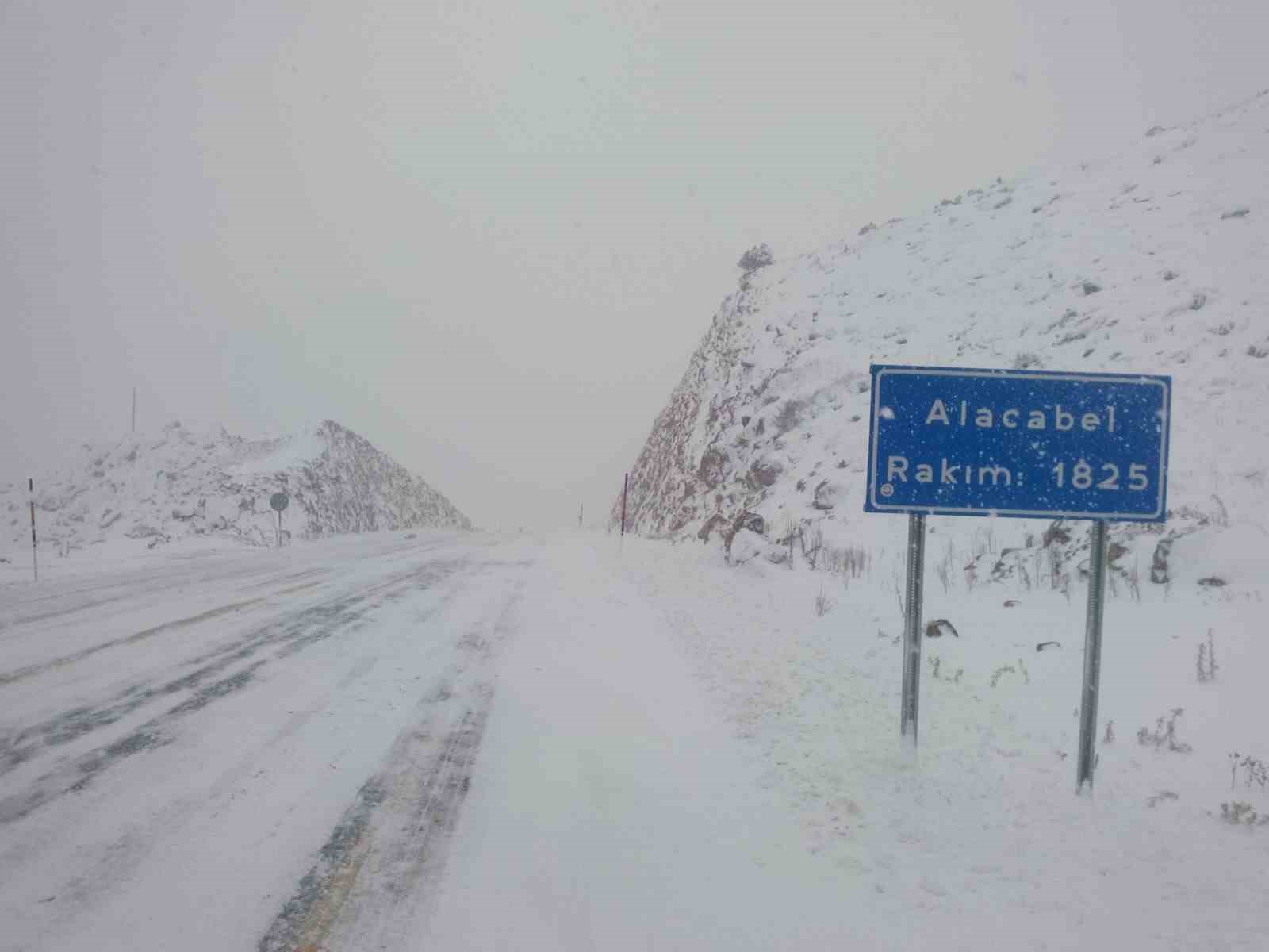 Antalya-Konya karayolunda kar yağışı
