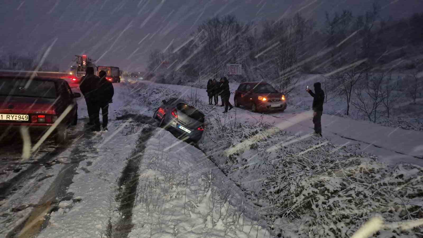 Bolu Dağı’nda kar yağışı aniden bastırdı, tırlar yolda kaldı
