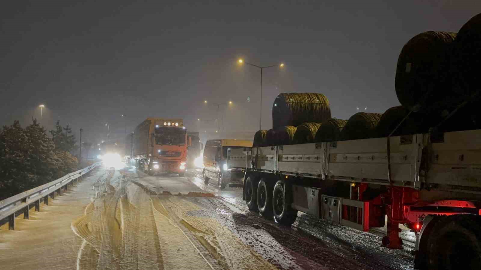 TEM’in Bolu Dağı geçişinde zincirleme kaza: Kilometrelerce araç kuyruğu oluştu
