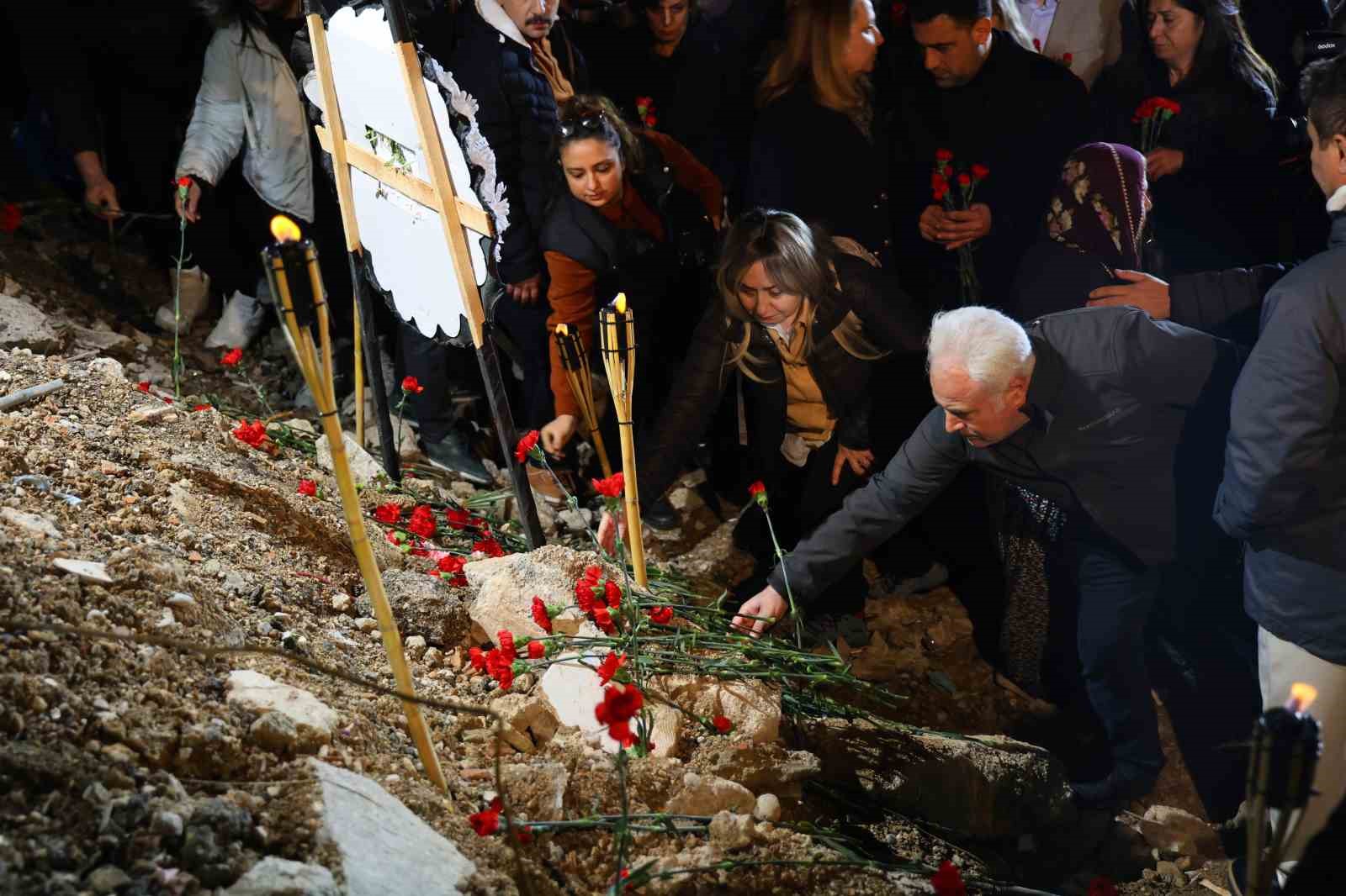 Adana’da depremde hayatını kaybedenler gözyaşlarıyla anıldı
