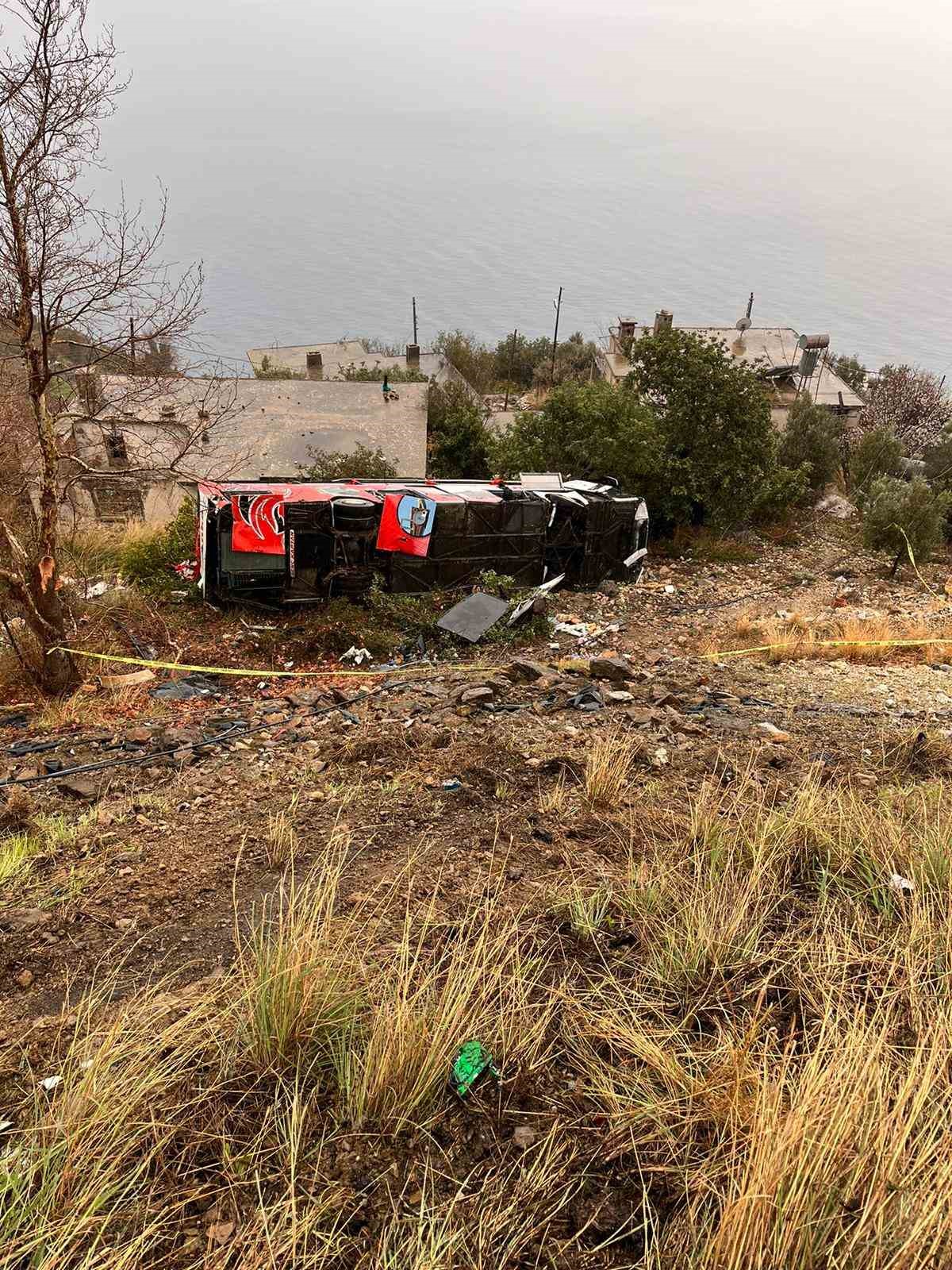 Kaza sonrası elektrik hattı onarımını yapan işçi, akıma kapıldı