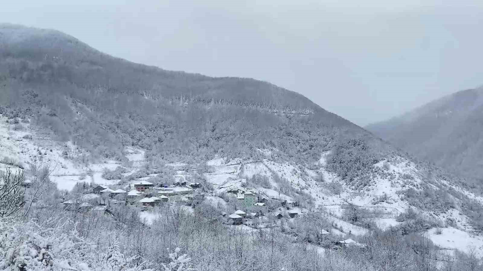 Sinop’un yüksek kesimleri beyaza büründü
