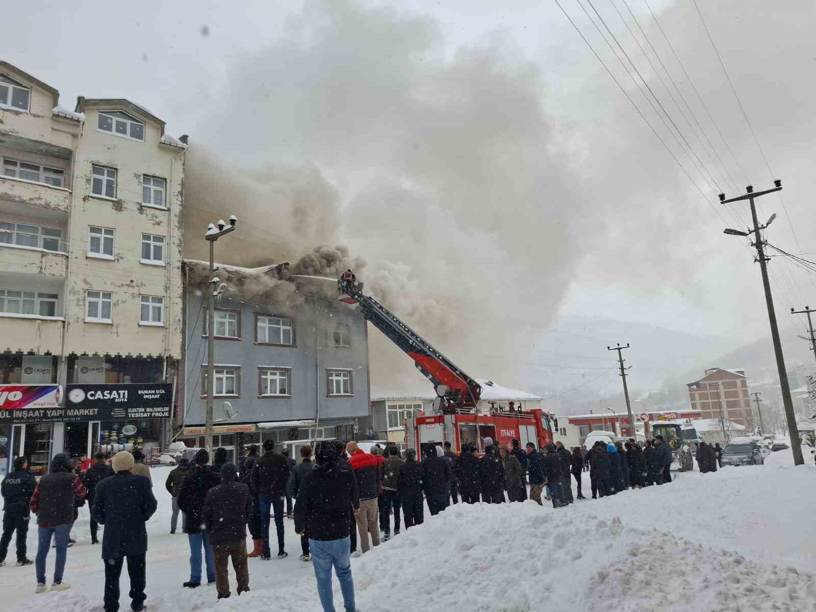 Ordu’da 3 katlı apartmanın çatı katı alevlere teslim oldu
