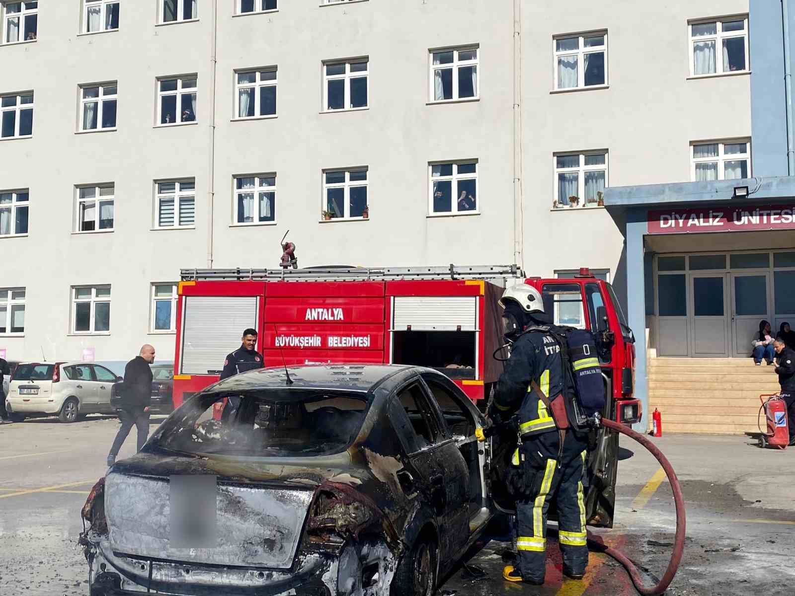 Hastane personelinin aracı alev alev yandı, başhekimden destek geldi