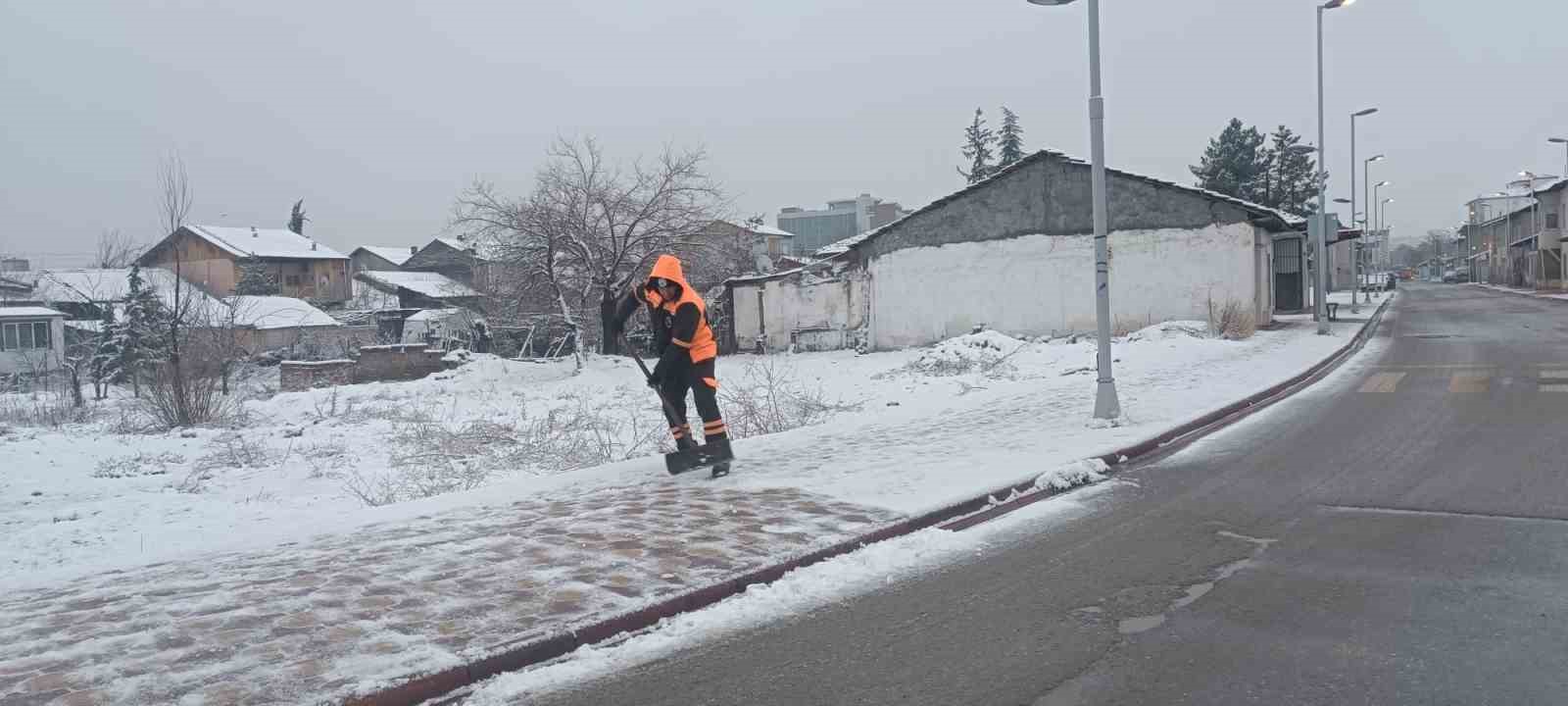 Yeşilyurt Belediyesi karla mücadelede seferber oldu!
