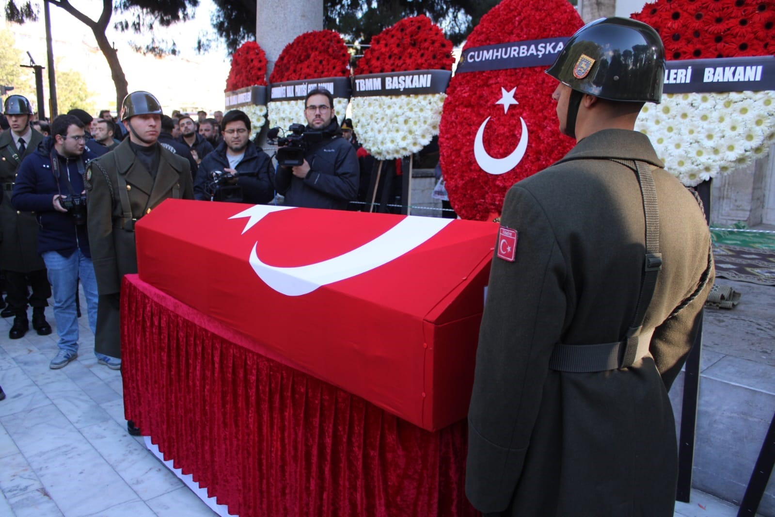 Evlilik yıl dönümünde şehit düştü, kızının doğum gününde toprağa verildi