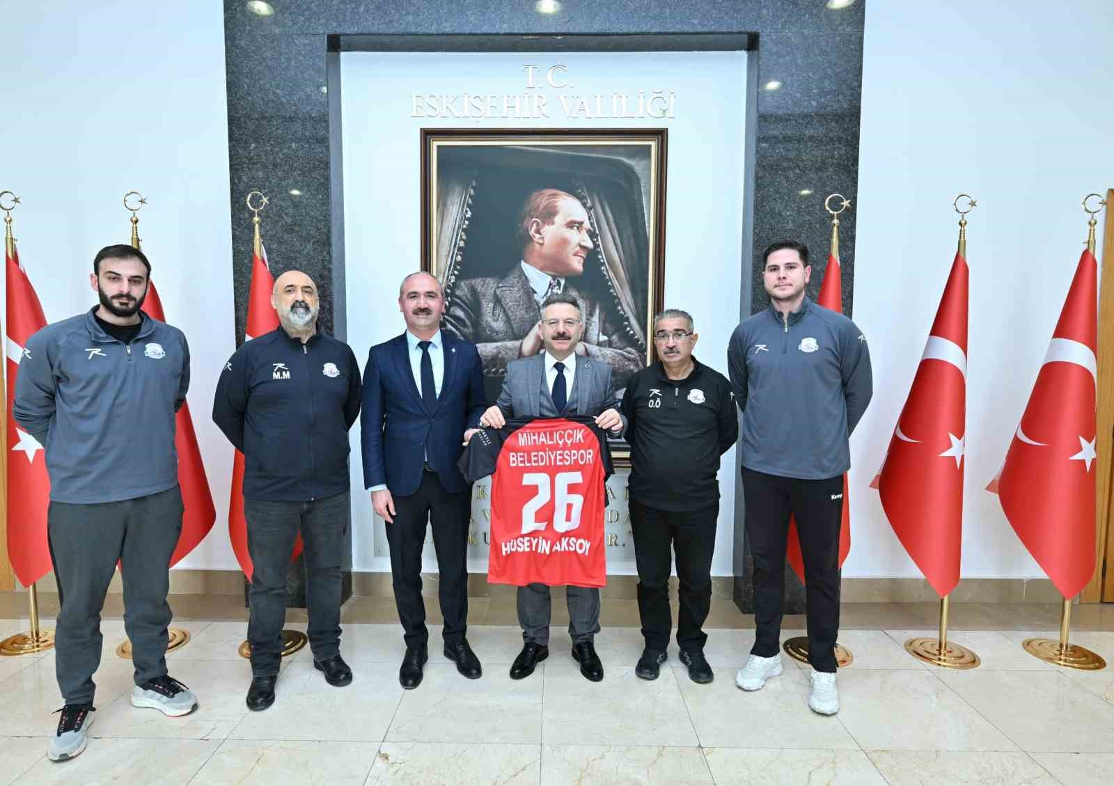 Mihalıççık Belediyespor Hentbol Takımı’ndan Vali Aksoy’a ziyaret
