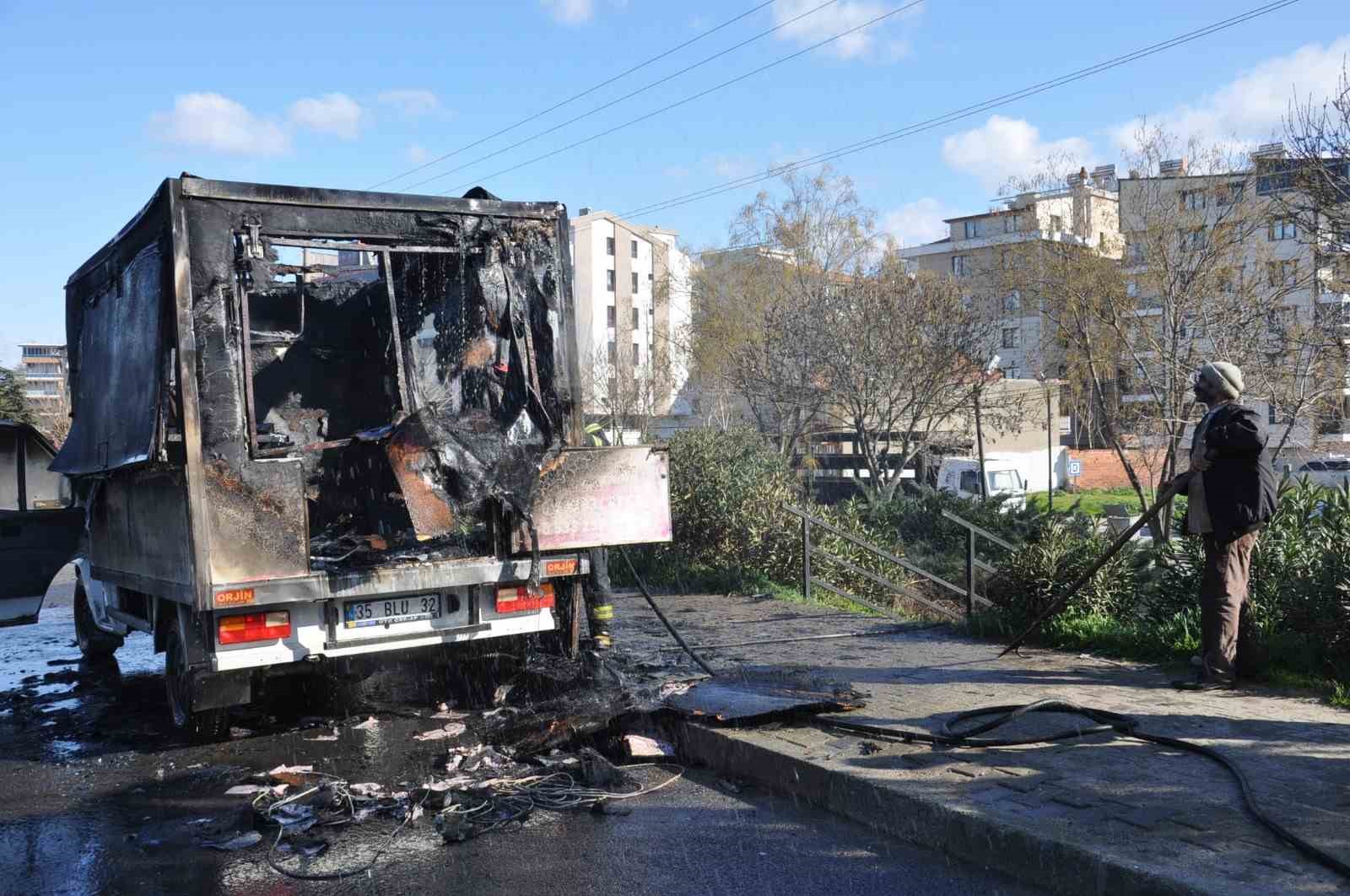 Seyir halindeki mobil lokma aracı yandı