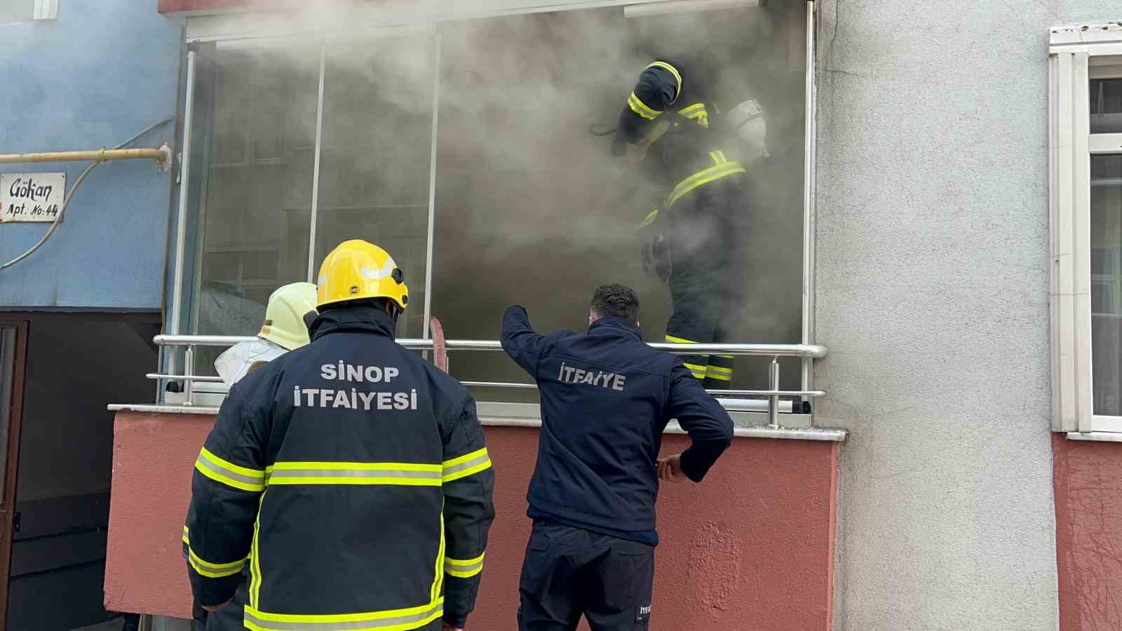 Sinop’ta 5 katlı binada yangın paniği
